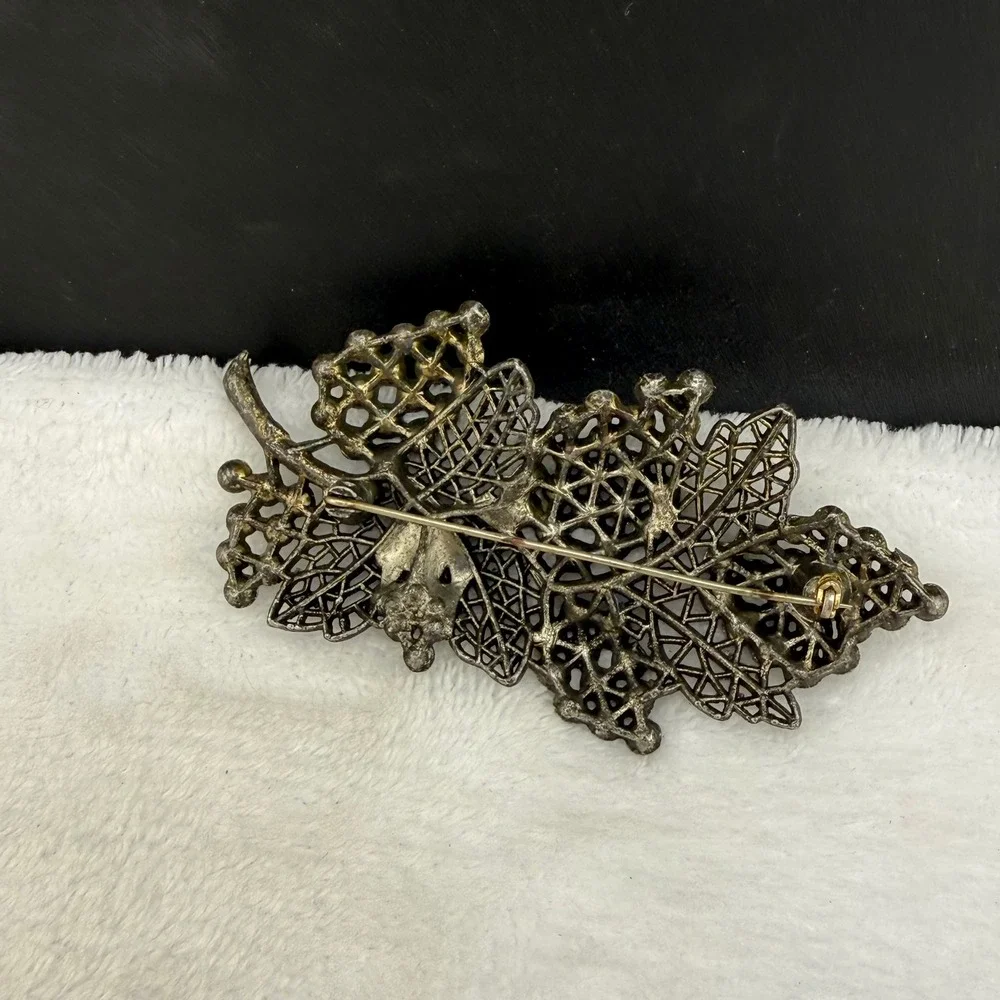 Vintage Brooch Grape Cluster Green Rhinestone Filigree Leaf Silver Tone READ